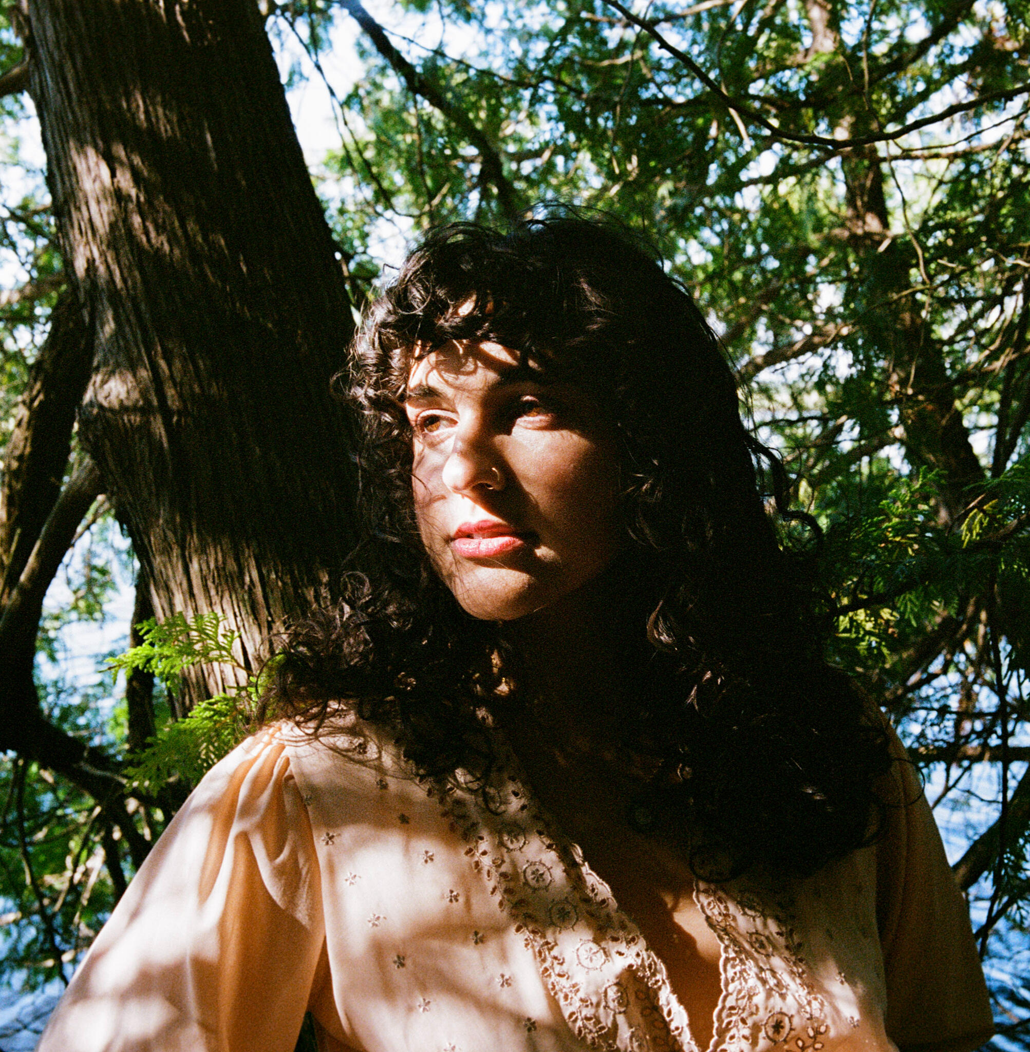 Singer songwriter Dante Ravenhearst performing